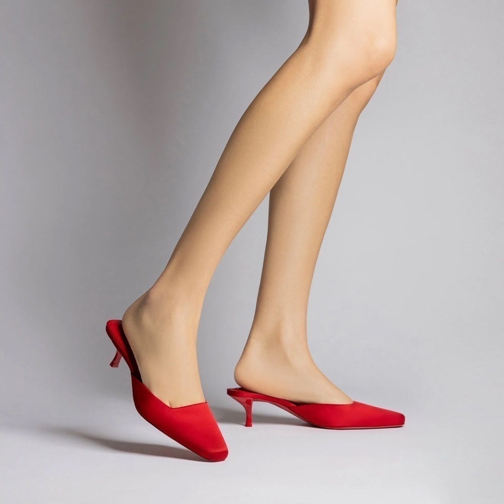 NEW IN BOX Larroudé Amal Kitten Heel Slip On Mule Heels Satin Almond Toe Shoes 5
